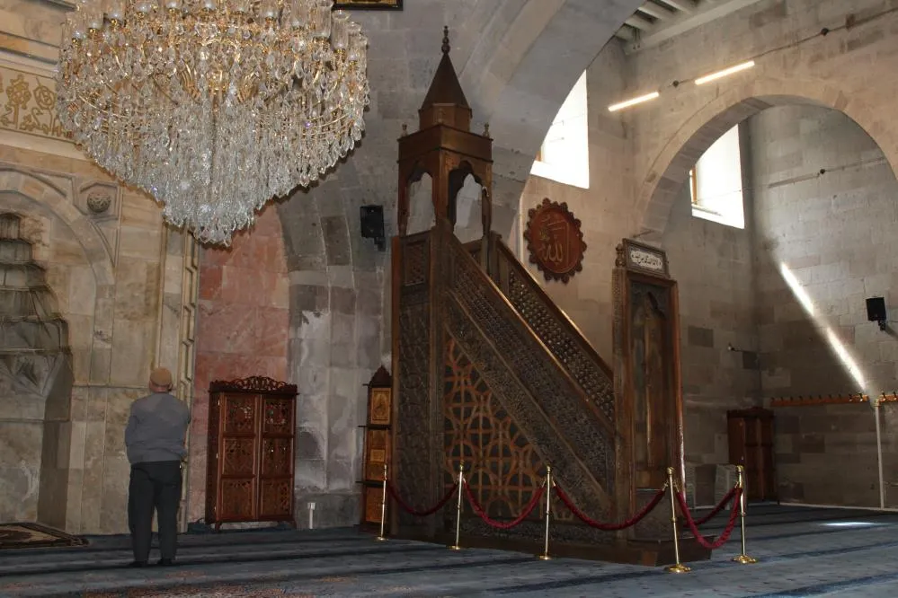 900 yıllık minber ilk günkü gibi ihtişamını koruyor