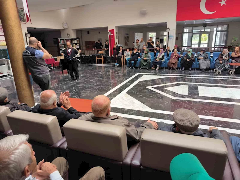 Yaşlı çınarlar bayramda illüzyon gösterisi ile keyiflendi
