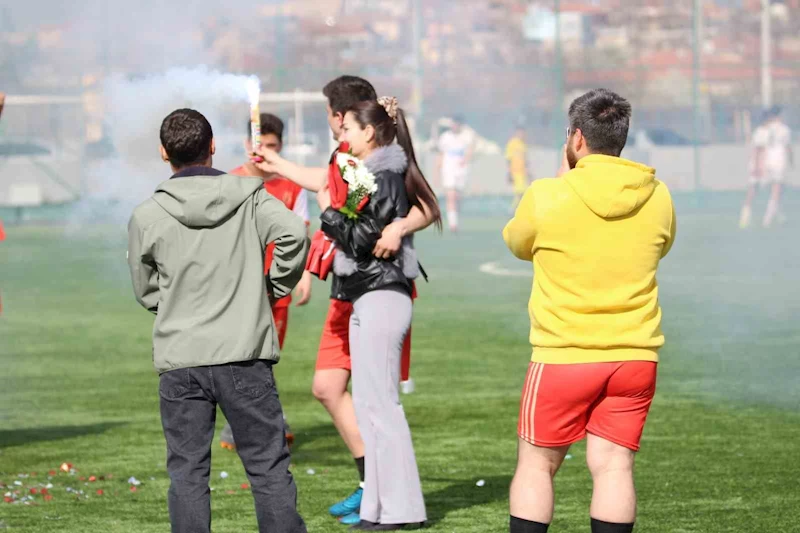 Yeşil sahada sürpriz evlilik teklifi
