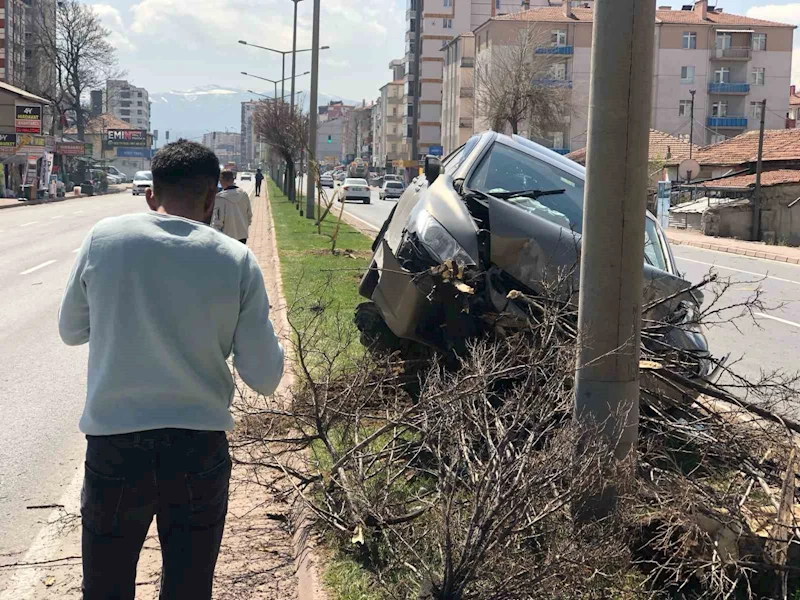 Otomobil ağaca çarptı: 1 yaralı
