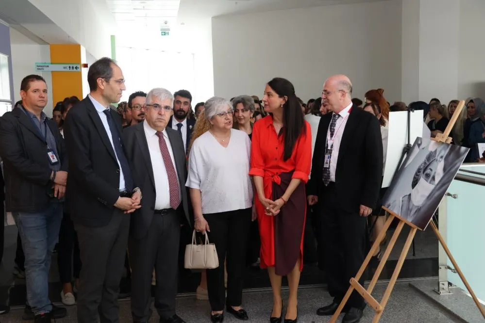 Sağlık çalışanlarının gözünden ebeler ve hemşireler objektiflere yansıdı