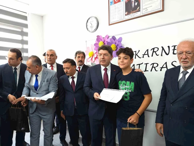 Bakan Tunç, çocukların karne heyecanına ortak oldu
