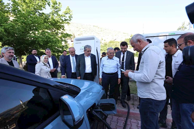 Başkan Büyükkılıç’tan Yahyalı’ya temiz enerji yatırımı: K-Şarj elektrikli araç şarj istasyonu açıldı
