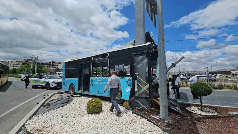 Tır halk otobüsüne ve otomobile çarptı: 8 yaralı
