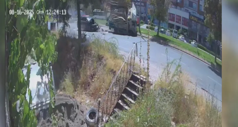 Arkadan çarptığı kamyoneti devirdi: 4 yaralı