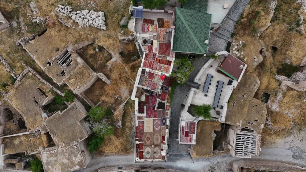 Yıllanmış halılar serildi, renk cümbüşü ortaya çıktı