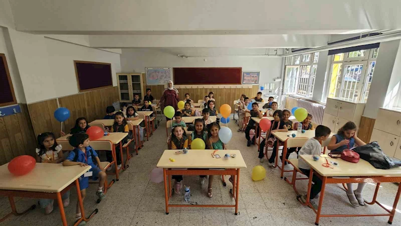 Uyum haftası başladı, okullar öğrencilerin sesleri ile yankılandı
