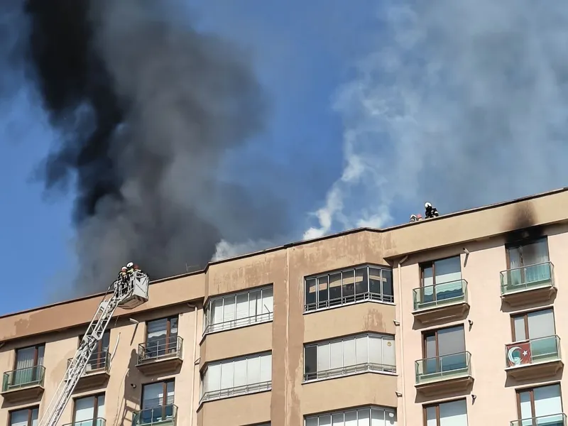 Kayseri’de 10 katlı binadaki çatı yangını söndürüldü
