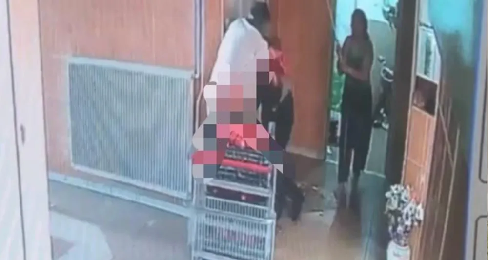 Bina görevlisini eşinin yanında defalarca bıçaklamış